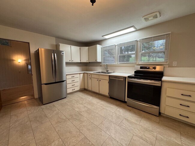 Foto del edificio - Open House: Sun. Jan 11, 2026 from 2-4 pm - 4 Bedroom, 2 Bathroom House in SE Eugene
