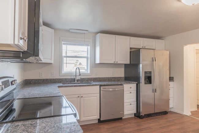 Building Photo - UPDATED 2 Bedrm  1Bath Home - Granite, Sta...