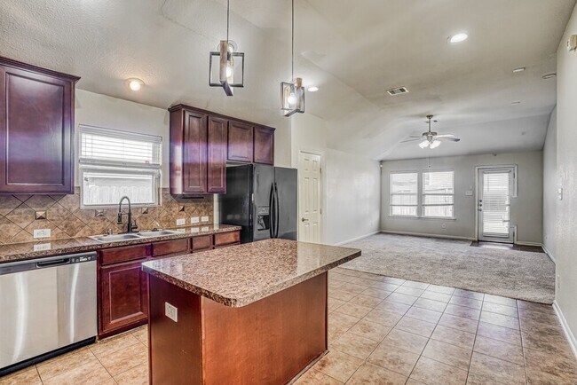 Building Photo - 2219 Diamond Crest Dr