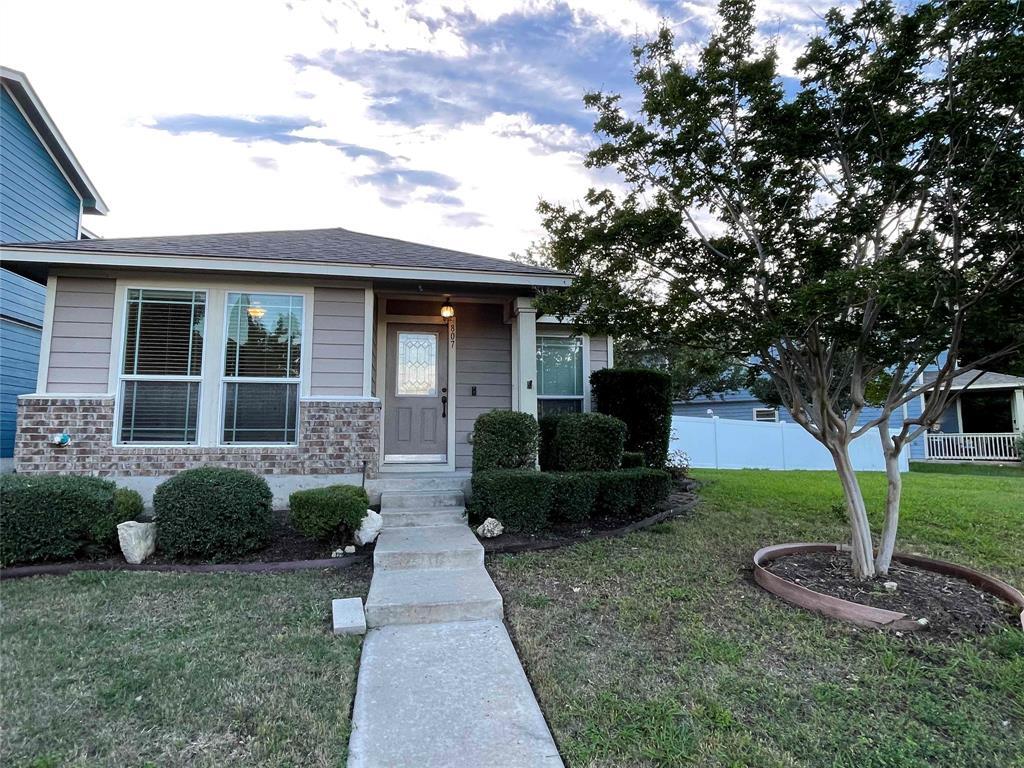 Foto principal - 807 Alamo Plaza Dr