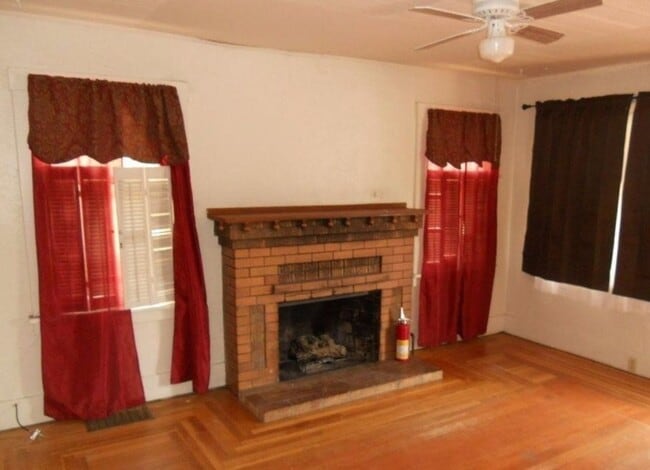 Building Photo - Perfect Midtown Location