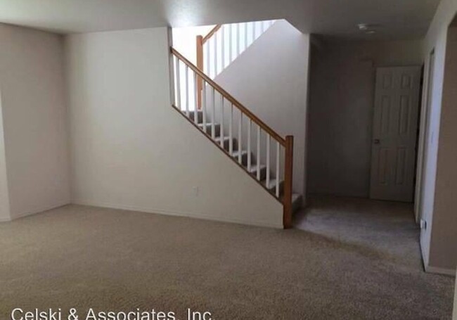 Building Photo - 2 bedroom 2.5 bath townhouse in Pasco! BON...