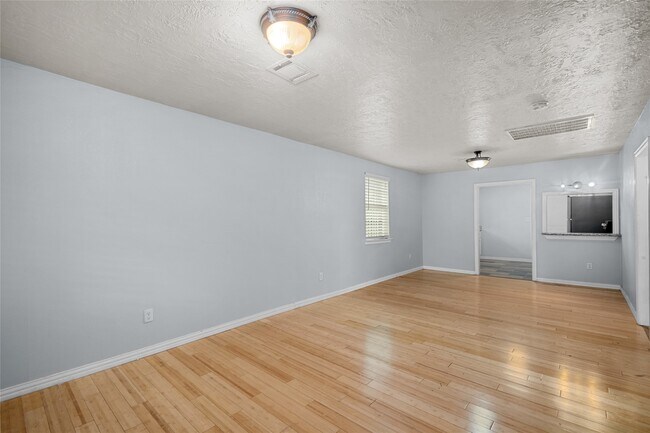 Building Photo - 1011 E 39th St