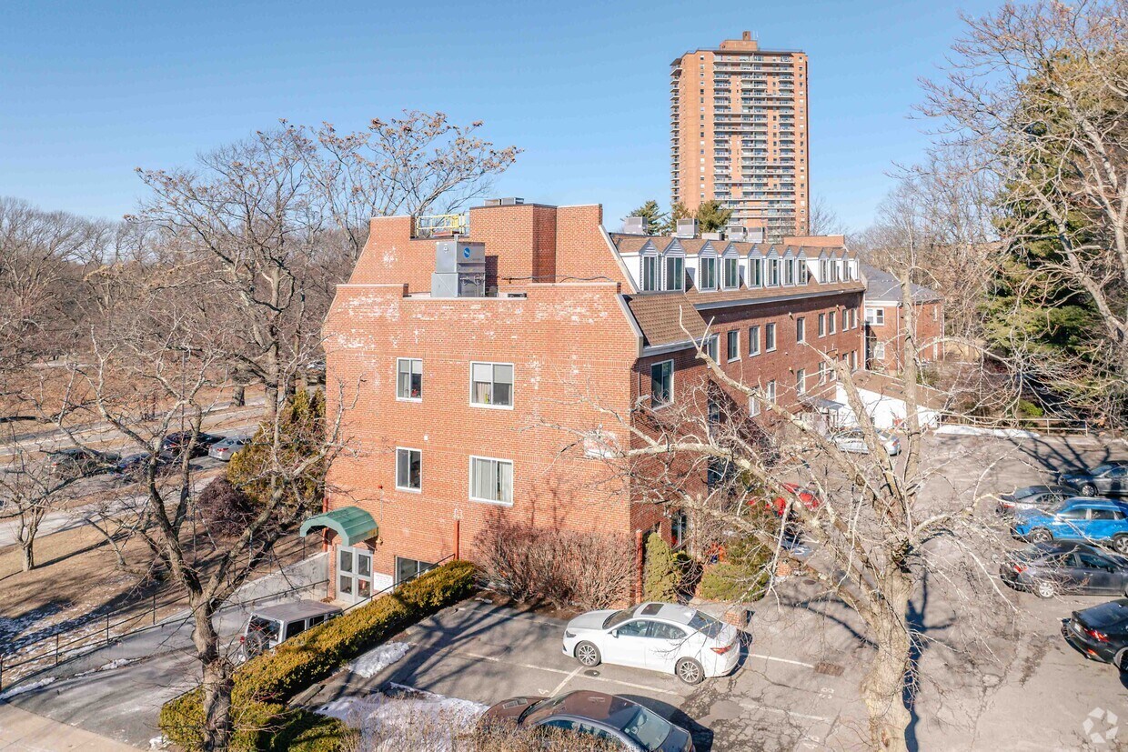 332 Jamaica Way - Mansion House