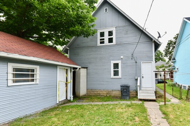 Building Photo - 852 N Rural St