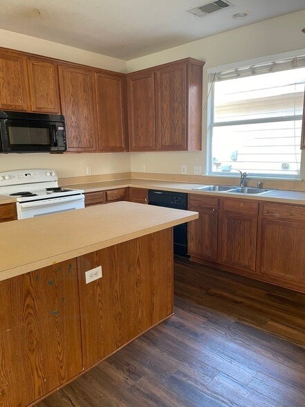 Foto del edificio - 9895 Cedarcrest Dr