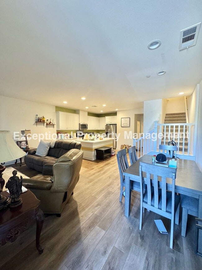 Building Photo - Ready to move in 3 bed 3 bath home!