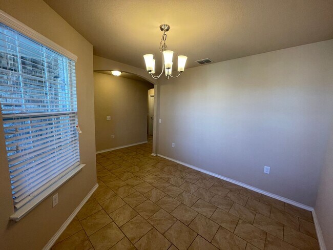 Foto del edificio - Beautiful 4 bedroom, 2 bathroom in a beaut...