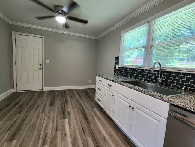 Building Photo - 445 Summerland Dr