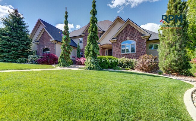 Building Photo - Mountain Luxury With City Convenience