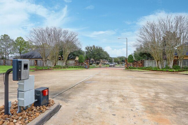 Building Photo - 1535 Garden Lakes Dr