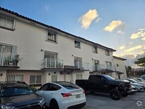 Building Photo - 900 SW 104th Ct