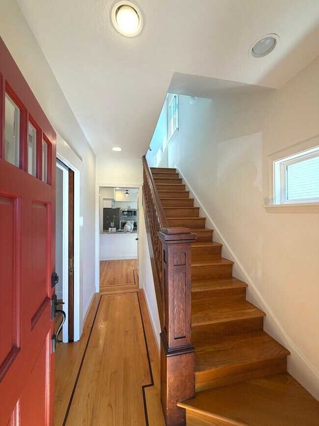 Foto del edificio - TOTAL REMODEL LARGE 1750sf 3BR+ Bonus/3BA North Oakland Home AVAILABLE NOW