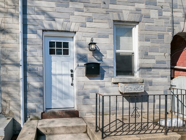 Building Photo - Updated 4 Bed 2 Bath Townhouse in Lancaster City!