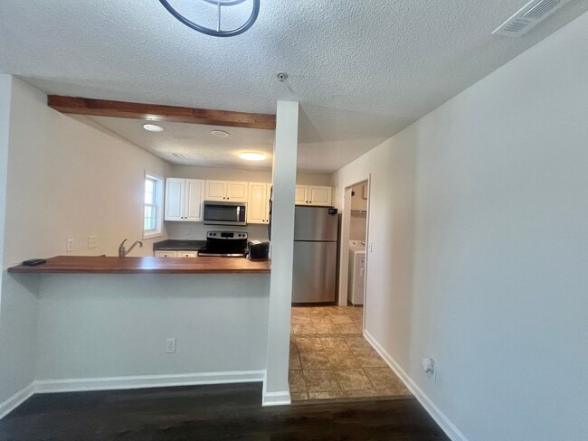 Foto del edificio - RENT SPECIAL! Freshly Painted! New Luxury ...