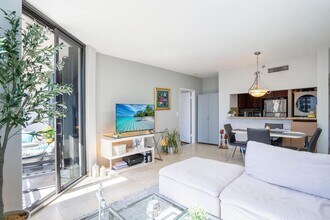 Building Photo - 540 Brickell Key Dr