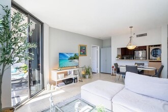 Building Photo - 540 Brickell Key Dr