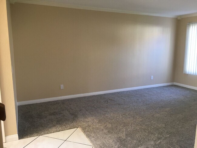 Building Photo - 2 Bed/2.5 Bath Sunset Hills Townhome