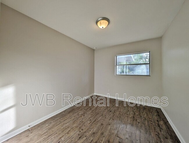 Building Photo - 1057 Glencarin St