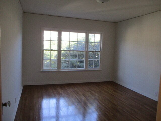 Building Photo - 8722 Holloway Dr