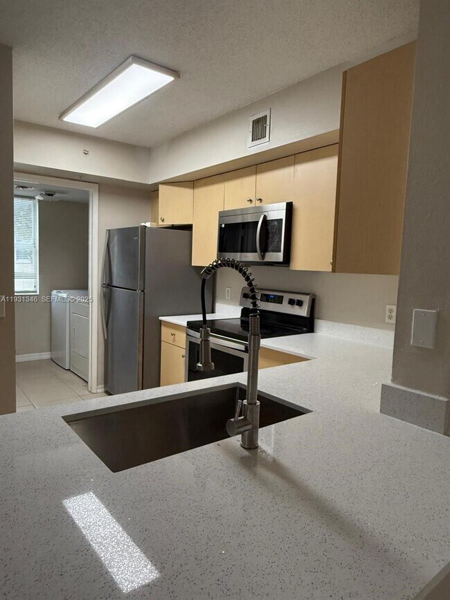 Foto del edificio - 2494 Centergate Dr