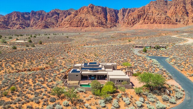 Foto del edificio - Exquisite Custom Home in Prestigious Community with Breathtaking Views