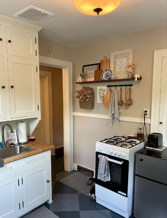 Foto del edificio - Charming 1-Bed Waterfront Oasis with Scenic Views in Eau Claire!