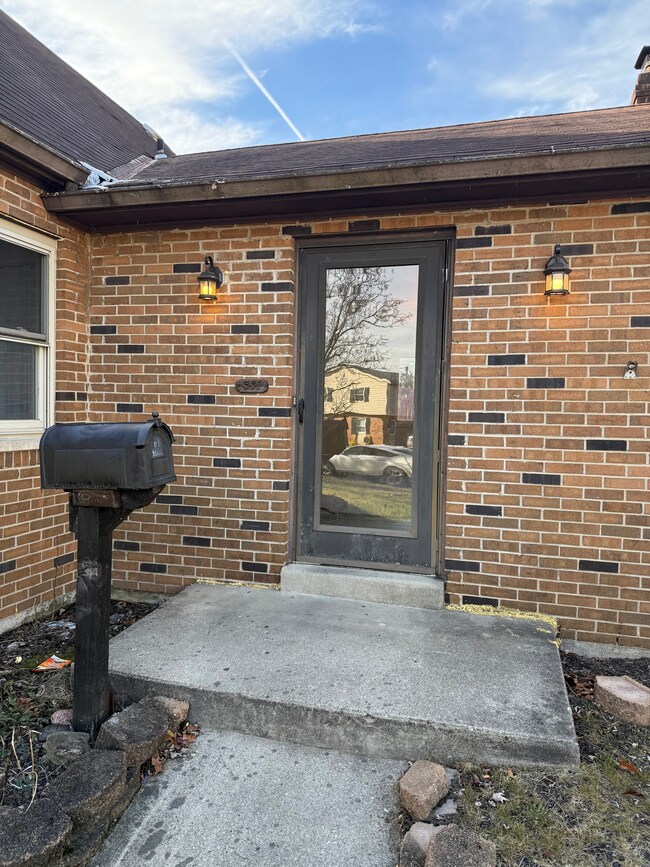 PUERTA PRINCIPAL - 581 Bessinger Dr