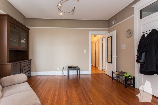 Building Photo - 3811 N Wilton Ave