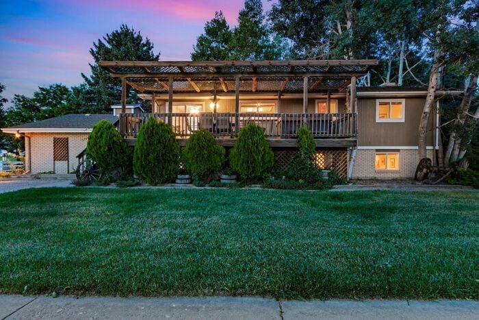 Primary Photo - Spacious Bi-Level Home with Mountain & Lak...