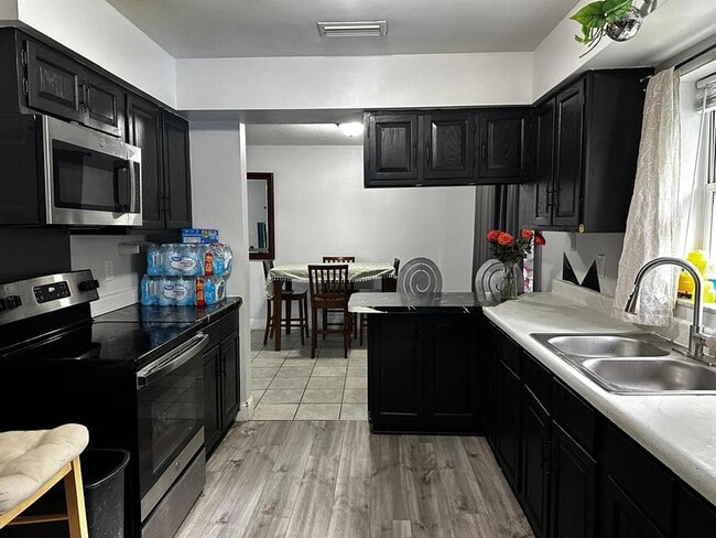 Foto del edificio - 1048 Wakefield Cir