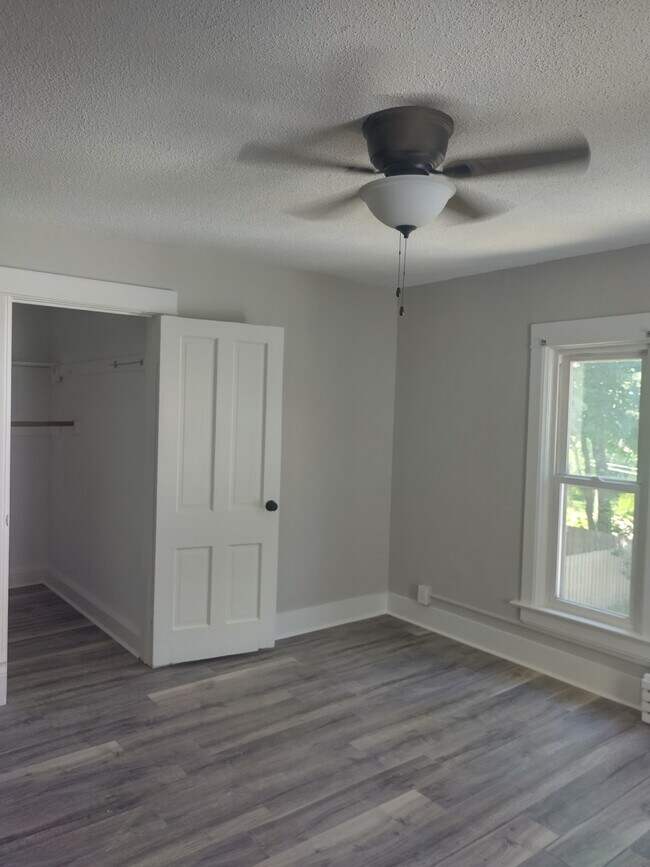 bedroom with closet - 424 S Lucas St