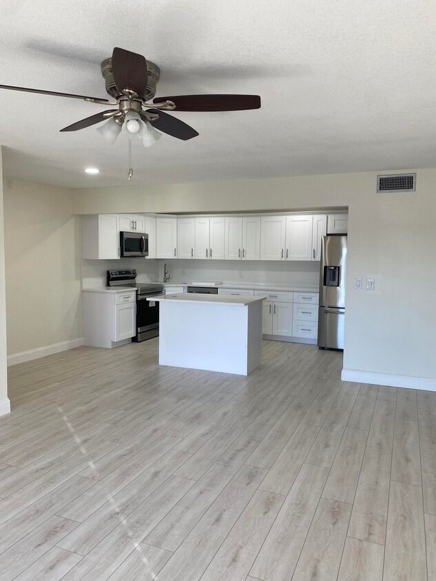 Building Photo - 1455 SW Silver Pine Way