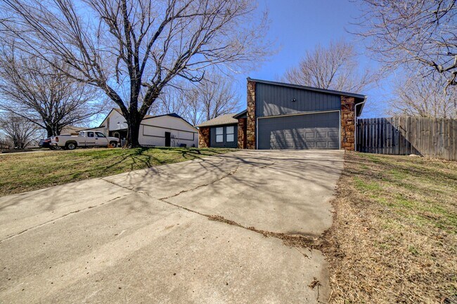 Building Photo - Newly Remodeled 3 Bed 1.5 Bath!