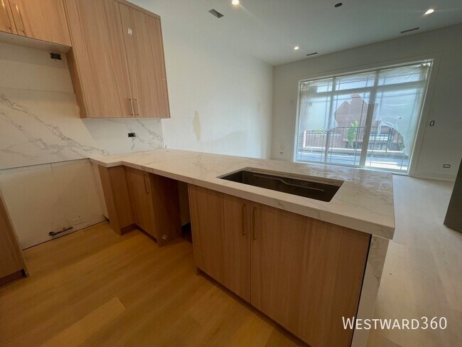 Foto del edificio - 2040 W Washington Blvd