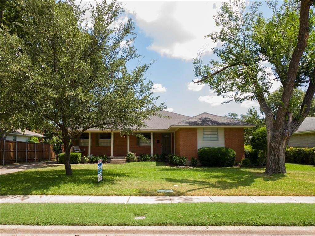 Primary Photo - 208 St Lukes Dr