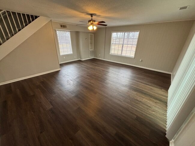 Building Photo - 2400 Parkwood Dr
