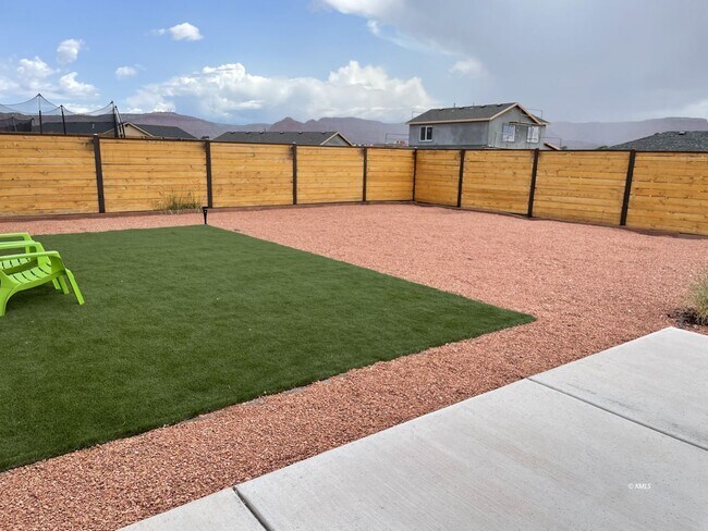 Foto del edificio - 1555 W Creekside Dr