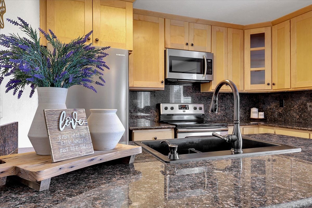 Foto principal - 6533 Greenback Ln