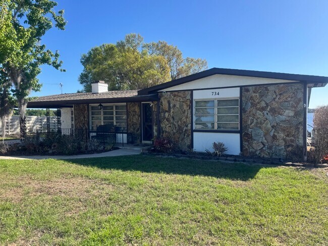 Foto del edificio - 734 Memorial Dr
