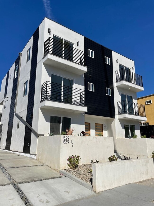 Building Photo - ALL FEBRUARY FREE! Spacious 3 Bedroom 3.5 Bath + Den in Prime Thai Town Location!