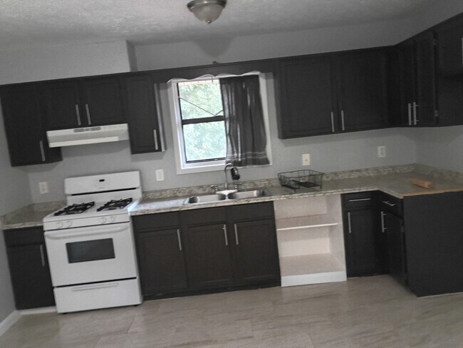 Building Photo - 152 Forest Pl