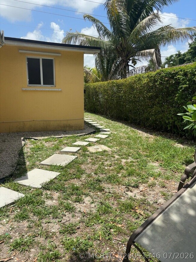 Foto del edificio - 911 Opa-Locka Blvd