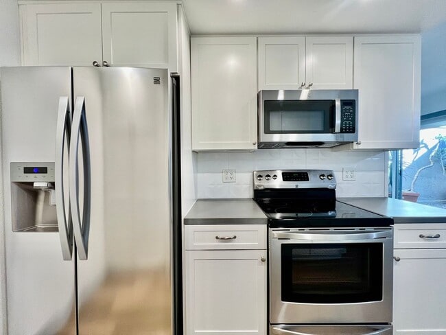 Foto del edificio - Gorgeous 2B/1BA w/ Large Carport & Washer/...