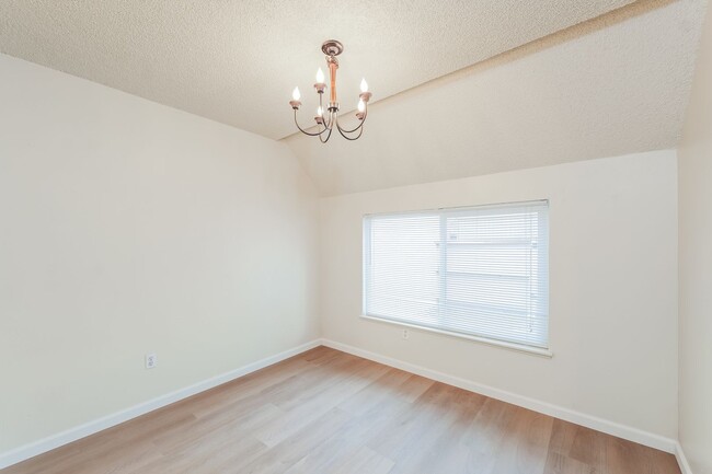 Foto del edificio - PURE Property Management Presents: Charming 3 bedroom 2 bath two story unit in Bennett Valley!