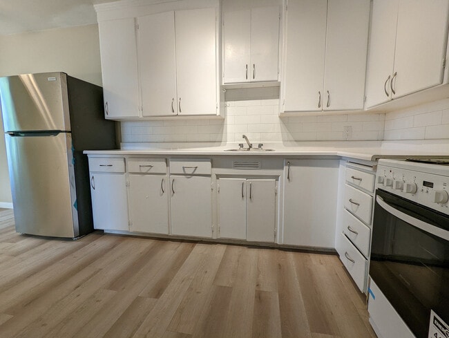 Building Photo - Broadview Legislature Apartments