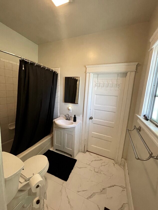 Foto principal - 1193 W 35th St