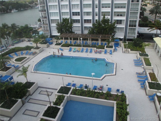 Foto del edificio - 2 br, 2 bath Condo - 5600 Collins Ave # And