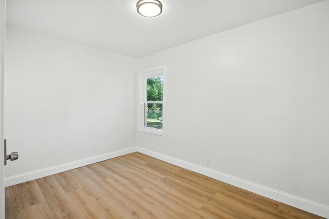 Building Photo - 429 W Bernhard Ave