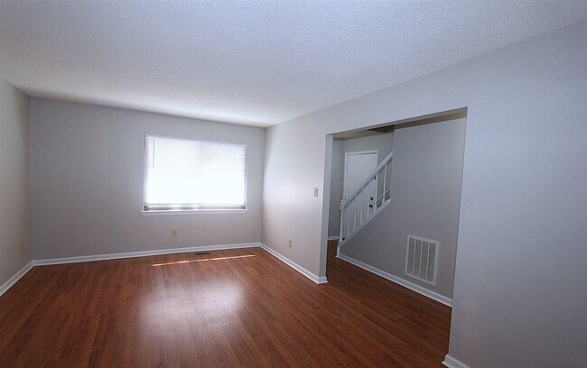 Foto del edificio - Cozy Duplex in Cary w/ Fenced in Yard!